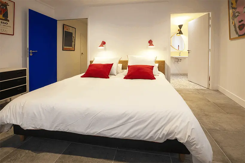 Villa Juno - Le bleu de la porte est le IKB (International Klein Blue) breveté par le peintre, Yves Klein, mort en 1961.