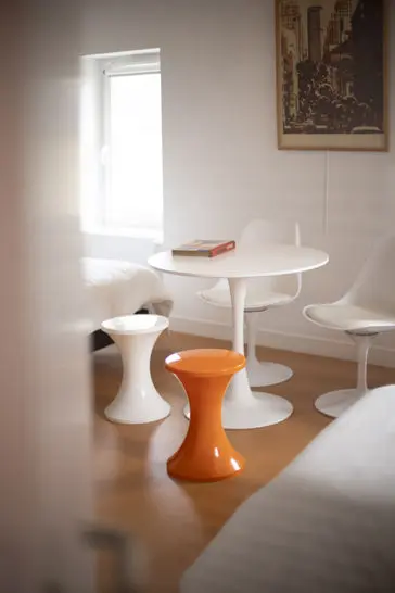 Villa Juno -  Table et chaises tulipe par le designer finlandais Eero Saarinen en 1956
